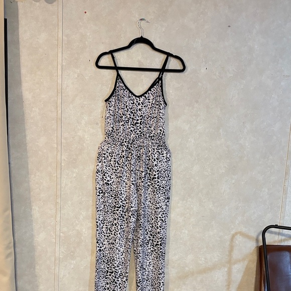 Chic Animal Print Jumpsuit - Picture 11 of 14